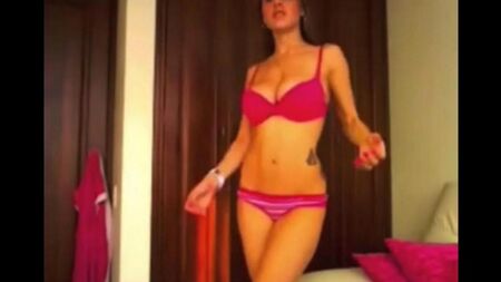 ウェブカメラの前で踊る大きなおっぱいのひよこ