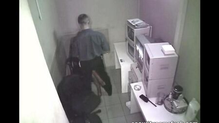 隠されたカメラは職場でセックスを撮影しました