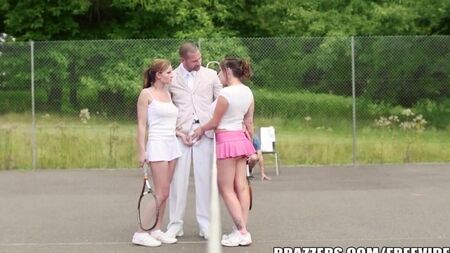 テニスコートで金持ちの叔父とセックスの友達