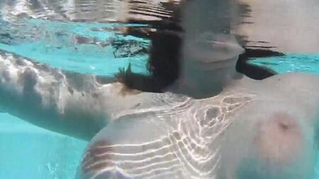 プールでディルドを自慰します