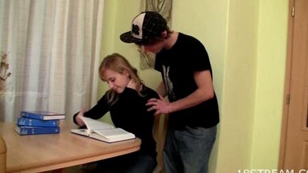 妹は彼女の兄弟を与えました