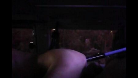セックスマシンはアナルで女の子を犯しました