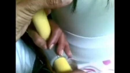 混雑したバスでくしゃみをした男