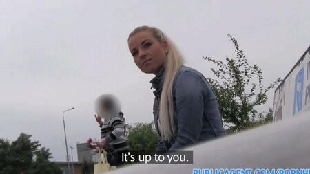 道路で女の子を拾い、車で犯された