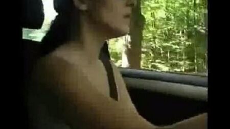 車を運転している裸の女性