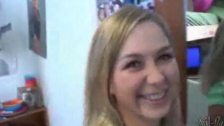 お父さんは娘の部屋に隠されたカメラを設置しました
