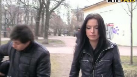 ロシアのピックパーズはカフェトイレでセックスのために女の子と離婚しました