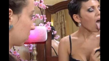 お母さんは近親相姦でロシアの娘にフェラチオをするために教えています
