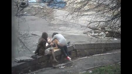 男は路上でセックスを撮影しました