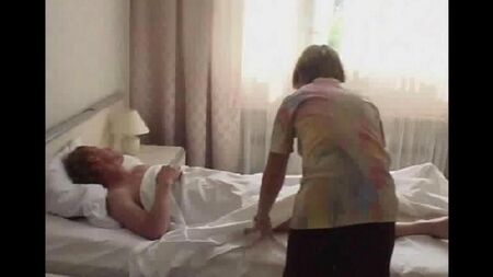 娘は眠っている父親を目覚めさせ、彼とセックスしました