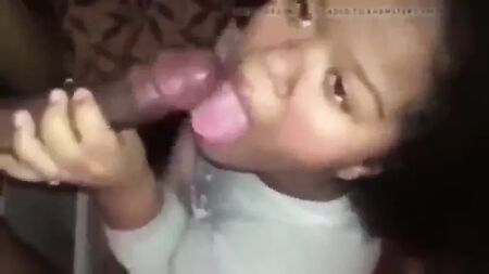 小人がチンポをしゃぶる