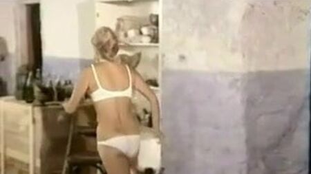 1980年の映画に登場するC・アルリック、白いサテンのビキニパンツ姿