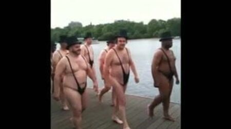 Tバック水着を着た年配の男性たち