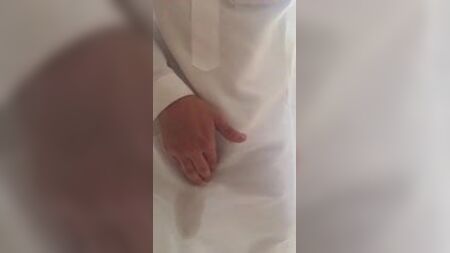 サウブの裾をまくり上げる