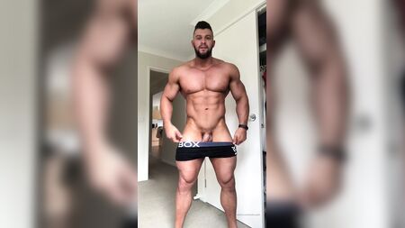 オーストラリア出身の筋肉隆々のボディビルダー、ナット・ワイルドが挑発的なポーズ