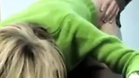 緑のセーターの女の子がホテルの部屋でセックスする
