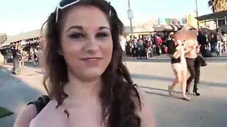 若い女の子が年上の男とセックスする