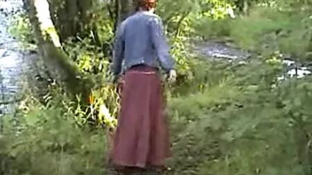 大人の露出狂の妻が川辺で自慰行為にふける