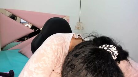 ラティーナのアマンダが、巨大な胸と乳輪を露わにする