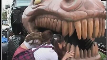 白人のブルネット美女が、2人のスケベな男たちに挟まれる
