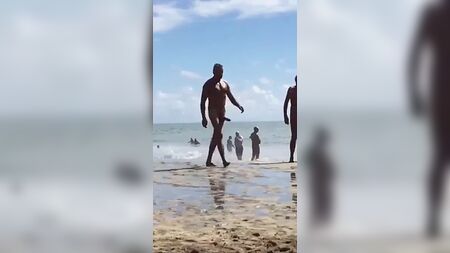 ビーチで巨根のストレート男