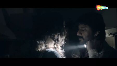『デッド・イシュキヤ』。フマ・クレシとアルシャド・ワルシーのキスシーン