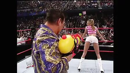 WWE - 白いショートパンツ姿のステイシー・ケイブラーにスーパーソーカーの水がかかった