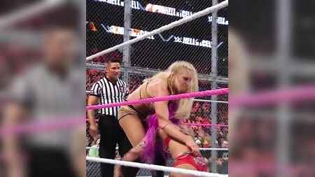 WWE - サシャ・バンクスがシャーロット・フレアに投げ飛ばされる