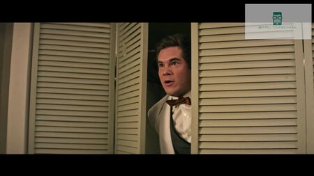 『ゲーム・オーバー・マン』でアダム・ディヴァインが全裸に