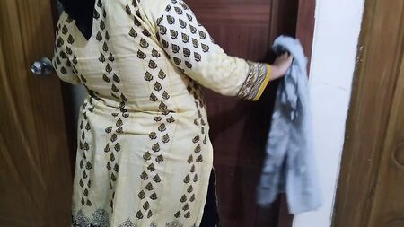(パンジャブのおばさんの凄まじいセックス、実の息子と) インドのセクシーなおばさんが、家の掃除中に義理の息子に犯される - 過激なセックス