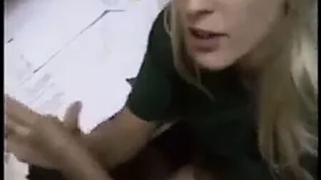 職場で犯され、潮を吹くチェコの女性