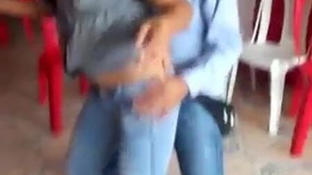 ジーンズ姿のこの小悪魔たちが、男たちを興奮させる