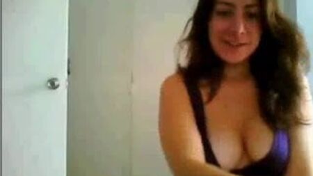 カメラの前で友人と一緒にいるブラジル人の女の子