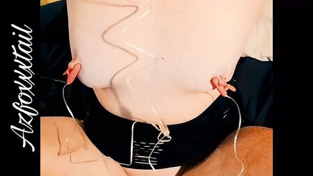 振動する乳首クリップを使った前戯