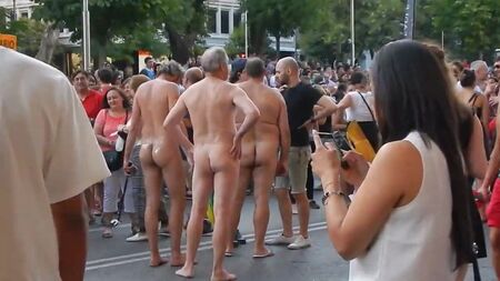 公共の場での裸の男性