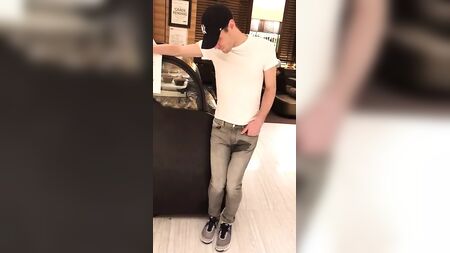 男の子が人前でズボンにオシッコを漏らした