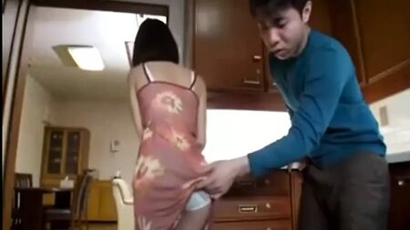 日本の母親が義理の息子の友人を誘惑する 第1章