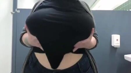 巨大な白いおっぱい