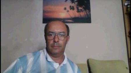 カメラの前で欲情するアルゼンチン人のパパ