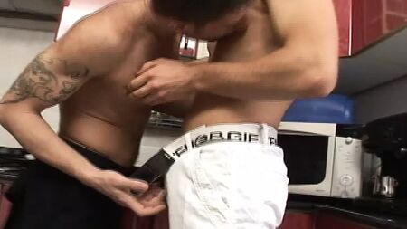 二人の友人がゲイのプレイに興じ、キッチンで激しく狂ったようなセックスにふける