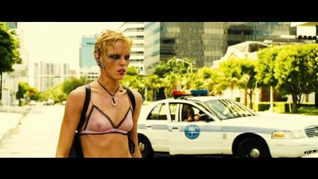 ケイト・ナウタ ヌード - 『トランスポーター2』（2005年）HD 1080p オンライン視聴 / ケイト・ナウタ - 『トランスポーター2』