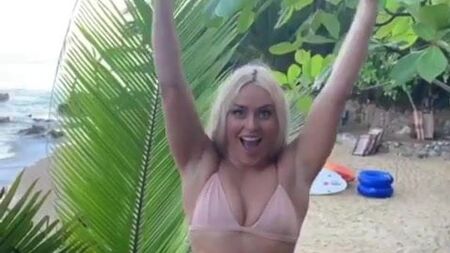 ビキニ姿のリンジー・ボン