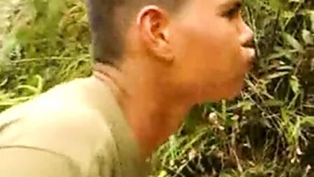 年配の母親が森で犯された　熟女の継母が森でセックス　母親