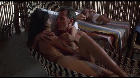 エルピディア・カリロ、シンシア・ギブ ヌード - 『サルバドール』（1986）HD 1080p オンライン視聴
