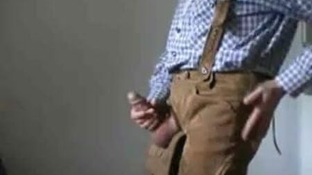ババリアンの男がレダーホーゼンを着て自慢げに振る舞う