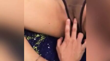 アジア系のフィリピン人ティーンがエッチな言葉を囁き、中に出してほしいと願っている