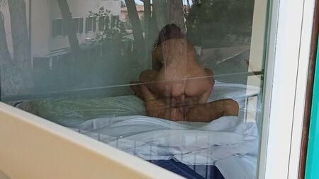 覗き魔が、開いた窓の前でセックスしている隣人を目撃した。あのセクシーな熟女が巨根にまたがっている時の尻を見るのがたまらない