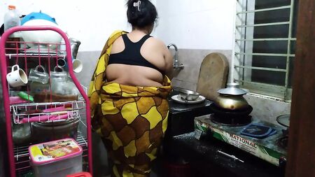 キッチンでサリーを着たデシのセクシーなおばさんのセックス - （55歳のタミル人おばさんがキッチンでセックス）