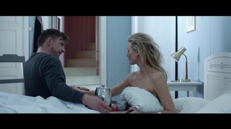シンノヴェ・マコディ・ルンド（ヌードなし、乳首のチラ見せ） - 『Hjemsøkt』（ノルウェー 2017年） 1080p オンライン視聴