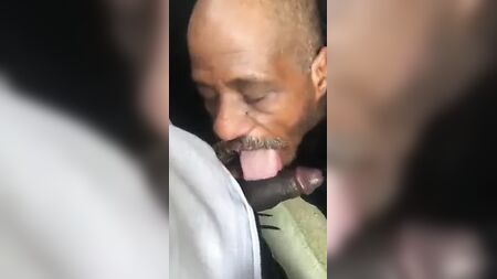 ホームレスの男が黒人のチンポをしゃぶり、精液を飲み干す